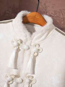 传统标准长度唐装外套，饰有精美刺绣和流苏纽扣前襟