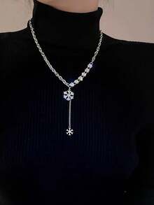 1pc Snowflake Pendant Necklace, Delicate Minimalist Design, High-End Vibe, Versatile Sweater Chain