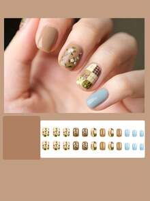 23 unhas postiças curtas quadradas com estampa floral xadrez patchwork para outono/inverno, adesivos de unhas com atmosfera delicada, 12 tamanhos, adequadas para mulheres no outono/inverno e para uso diário em salões de beleza, podem ser usadas como decoração de unhas postiças. Também podem ser usadas como presentes para mulheres. - Multicolorido - Ver 4