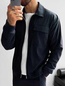 Áo khoác sơ mi nam màu xanh hải quân bằng vải nhung kẻ này có thiết kế dáng rộng, túi nắp phía trước, tay dài có khóa kéo và màu trơn tạo nên vẻ ngoài giản dị, đa năng, phù hợp cho cả nam và nữ. Chất liệu mềm mại, hơi co giãn, thoải mái và thoáng khí, thích hợp cho việc đi làm và các buổi tụ họp cuối tuần quanh năm. Đây là món quà năm mới tuyệt vời dành cho bạn trai hoặc chồng. - Màu xanh hải quân - Xem 8