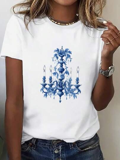 Camiseta de mujer de talla grande con estampado de candelabro. Confeccionada en tela premium, corte holgado, estilo casual y cómoda. Estampado gráfico único.