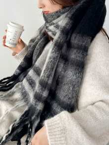 1条女士新款蓬松流苏围巾，保暖舒适，防风保暖，适合户外活动，日常百搭，适合圣诞节及其他节日，秋冬季节适用。