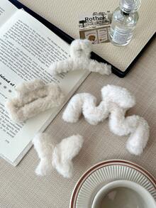 FURDANXINYI 4 pinzas para el pelo de felpa de color liso, serie otoño/invierno - Surtidas. Elegantes pinzas extragrandes de felpa con forma de bola - Adorables y cómodos accesorios esenciales para el invierno. Combinan con pinzas para la nuca, ideales para San Valentín y Año Nuevo. Pinzas para el pelo con forma de garra, accesorios para el pelo de invierno, pinzas informales.