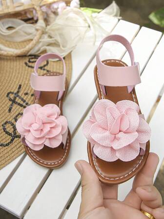 一双最新款时尚凉鞋，百搭设计，饰有粉色和大红色花朵，防滑平底鞋，柔软舒适，适合夏季旅行和聚会，宛如小公主的鞋子。
