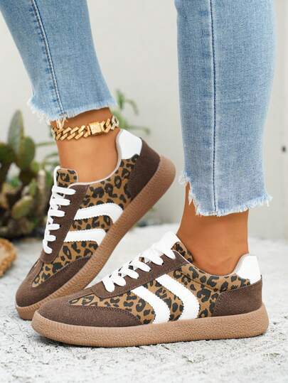 豹纹系带复古鞋，拼接设计，软底舒适，适合日常穿着和通勤。