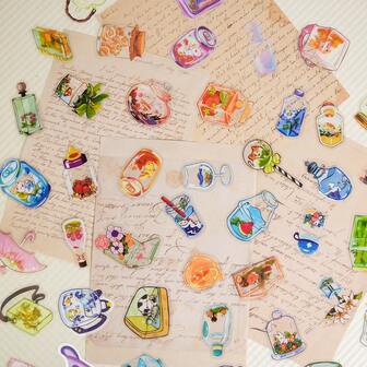 50 st. tecknade klistermärken av PET-material, transparenta, färska mönster, vattentäta klistermärken för laptop, vattenflaska, gitarr, cykel, bil, kuvert, klassrum, belöning, motorcykel, stötfångare, bagage, skateboard, söta graffiti-dekaler, bästa presenter till tonåringar, vuxna, födelsedagsdekorationer, examensdekorationer, perfekta presenter till jul, skolmaterial, tillbaka till skolan