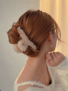 FURDANXINYI 4 pinzas para el pelo de felpa de color liso, serie otoño/invierno - Surtidas. Elegantes pinzas extragrandes de felpa con forma de bola - Adorables y cómodos accesorios esenciales para el invierno. Combinan con pinzas para la nuca, ideales para San Valentín y Año Nuevo. Pinzas para el pelo con forma de garra, accesorios para el pelo de invierno, pinzas informales.