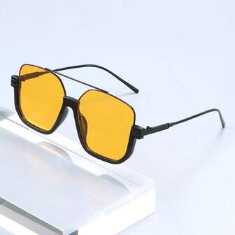 一副超大号女士复古极简时尚眼镜，适合搭配复古风、法式优雅风或街头风，为您的造型增添精致感和个性魅力，是日常出行和度假的时尚配饰。