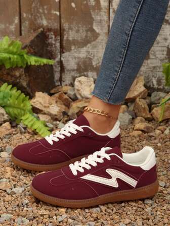 复古酒红色拼接运动鞋，白色字母装饰，系带橡胶鞋底，个性化女鞋，适合通勤和休闲穿着