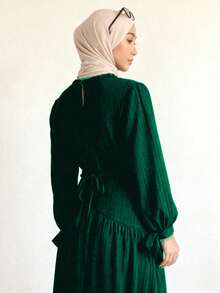 女士优雅不对称下摆休闲连衣裙，立领设计，腰部系带，裙摆褶皱，适合所有季节穿着。 - 墨綠色 - 查看 3