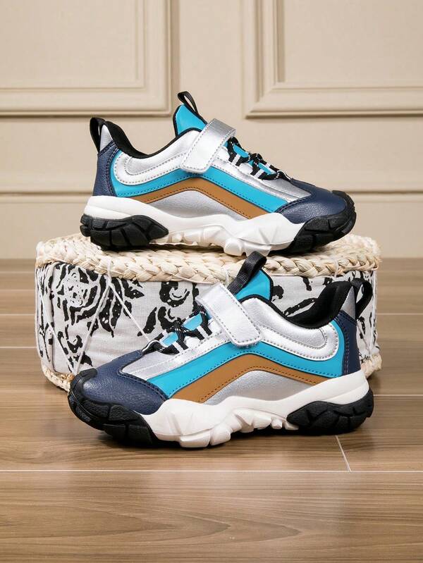 زوج من أحذية رياضية عادية متعددة الاستخدامات للأطفال، أحذية جري مريحة وقابلة للتنفس وذات بطانة مانعة للانزلاق وقاعدة متينة، مناسبة لأحذية رياضية عادية للأولاد للخارج