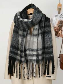 1条女士新款蓬松流苏围巾，保暖舒适，防风保暖，适合户外活动，日常百搭，适合圣诞节及其他节日，秋冬季节适用。