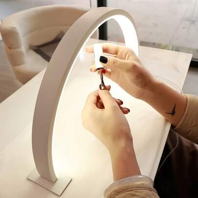 迷你新月形 LED 美甲灯，带按钮开关，USB 供电，3 种颜色可调灯光，适用于个人美甲、梳妆台、手工制作、办公桌、床头柜、毕业典礼、生日等场合，是馈赠佳品，有粉色/白色/黑色可选。