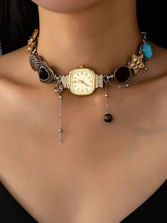 1件复古混搭风格多元素拼接时钟宝石图腾设计项链，适合女性佩戴，可用于艺术展览、派对、日常佩戴。