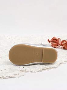 1 双新款时尚女童平底鞋，幼儿蝴蝶结鞋