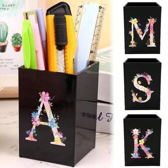 Akrylpenna Pennhållare Sminkborste Organisatör Fyrkantig Pennbehållare med Stor Kapacitet Skrivbord Kosmetika Förvaringsbehållare Studiematerial Organisatör För Kontor Skola Hemtillbehör Tillbaka till Skolan Viktiga Julklappar Initialnamn 26 Bokstäver Mönster