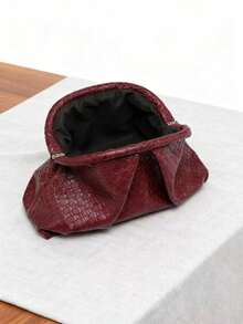 1 chiếc túi xách cầm tay cỡ lớn kiểu dáng tối giản cổ điển, chất liệu giả dệt màu đỏ tía, thiết kế xếp ly hình đám mây, phù hợp cho các bữa tiệc, sự kiện và trang phục hàng ngày. Túi màu đỏ tía thời trang, lấy cảm hứng từ sự nữ tính. - Màu Đỏ Sâu - Xem 6