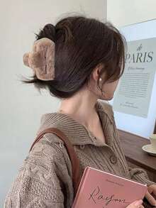 FURDANXINYI 4 pinzas para el pelo de felpa de color liso, serie otoño/invierno - Surtidas. Elegantes pinzas extragrandes de felpa con forma de bola - Adorables y cómodos accesorios esenciales para el invierno. Combinan con pinzas para la nuca, ideales para San Valentín y Año Nuevo. Pinzas para el pelo con forma de garra, accesorios para el pelo de invierno, pinzas informales.