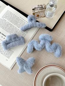 FURDANXINYI 4 pinzas para el pelo de felpa de color liso, serie otoño/invierno - Surtidas. Elegantes pinzas extragrandes de felpa con forma de bola - Adorables y cómodos accesorios esenciales para el invierno. Combinan con pinzas para la nuca, ideales para San Valentín y Año Nuevo. Pinzas para el pelo con forma de garra, accesorios para el pelo de invierno, pinzas informales.