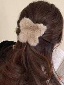 FURDANXINYI 4 pinzas para el pelo de felpa de color liso, serie otoño/invierno - Surtidas. Elegantes pinzas extragrandes de felpa con forma de bola - Adorables y cómodos accesorios esenciales para el invierno. Combinan con pinzas para la nuca, ideales para San Valentín y Año Nuevo. Pinzas para el pelo con forma de garra, accesorios para el pelo de invierno, pinzas informales.