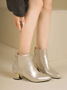 Botas de cano curto femininas da coleção Outono/Inverno 2025, com salto grosso, bico fino e tamanhos grandes. Botas de couro estilo francês com salto médio, modernas e versáteis. - Ouro - Ver 3