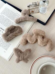 FURDANXINYI 4 pinzas para el pelo de felpa de color liso, serie otoño/invierno - Surtidas. Elegantes pinzas extragrandes de felpa con forma de bola - Adorables y cómodos accesorios esenciales para el invierno. Combinan con pinzas para la nuca, ideales para San Valentín y Año Nuevo. Pinzas para el pelo con forma de garra, accesorios para el pelo de invierno, pinzas informales.