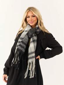 1条女士新款蓬松流苏围巾，保暖舒适，防风保暖，适合户外活动，日常百搭，适合圣诞节及其他节日，秋冬季节适用。