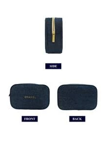 CHANEL Túi đựng mỹ phẩm vải tweed màu xanh hải quân hiệu Materiel chủ đề Giáng sinh, mẫu thời trang Xuân Hè 2026 mới. Vật dụng cần thiết khi đi du lịch. Túi đựng đồ trang điểm, khóa kéo với logo mạ vàng, túi đựng đồ vệ sinh cá nhân khi đi du lịch. - vàng xanh - Xem 6