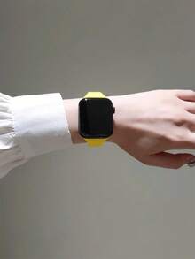 1条硅胶表带，兼容 42mm、38mm、40mm、41mm、44mm、45mm、46mm、49mm，时尚智能手表替换表带，适用于Series Ultra2、Ultra SE2、SE 11、10、9、8、7、6、5、4、3、2、1，男女通用，是理想的返校礼物 - 黃色 - 查看 3