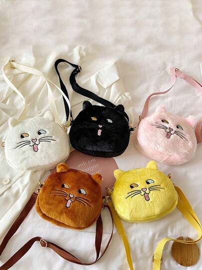 这款单肩斜挎包采用可爱毛茸茸的猫咪图案设计，配有拉链封口。这款休闲百搭的包包配有可调节肩带，满足基本收纳需求，适合外出、聚会和日常使用。它也是送给朋友的理想圣诞礼物。