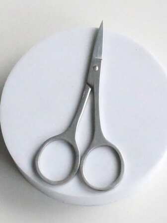 1把高级刺绣眉剪，多功能便携修容工具，价格实惠，适合作为圣诞礼物、化妆品、化妆工具、平价好物、礼品、女士礼品、圣诞礼物