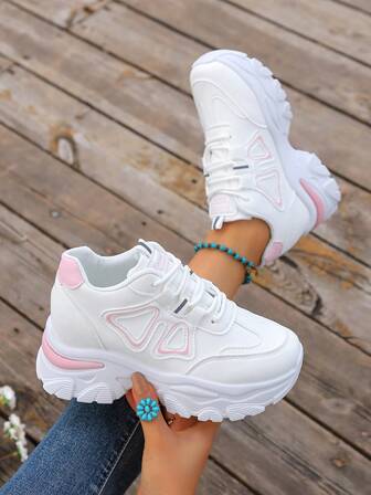 一双女士休闲运动鞋，粉色条纹，蝴蝶图案，白色皮革鞋面，坡跟设计，隐藏式鞋垫，适合日常、度假、约会等场合，简约经典风格，鞋跟高7.5厘米