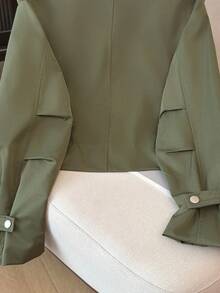 Chaqueta de estilo utilitario para mujer, cuello de embudo de moda, múltiples bolsillos con cordón en la cintura, chaqueta corta de motocicleta para verano - Verde militar - Ver 9