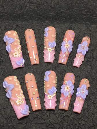 隆重推出我们的10片装手工棺材形美甲贴片——柔美甜美与优雅艺术的完美融合！这款美甲贴片以梦幻般的马卡龙色调为主，粉色、紫色和裸粉色是主打色，将日式美甲的3D装饰风格与韩式美甲清新迷人的色彩搭配巧妙结合。