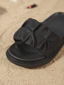 Pantuflas de moda para niños, nuevas sandalias planas de verano con suela gruesa, diseño plisado, puntera redonda, estilosas y cómodas - Negro - Ver 4