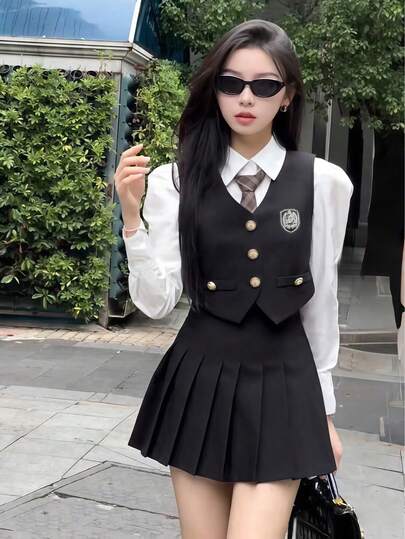 一套复古美式英伦学院风制服：黑色背心+上衣+百褶裙+领带，适合角色扮演、化装舞会、毕业照、约会、情人节等场合。