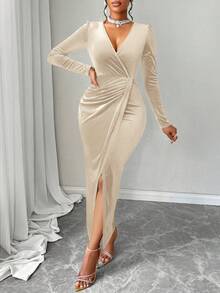 AIJ Amarilo 女式深V领泡泡袖裹身下摆天鹅绒连衣裙 - 杏色 - 查看 5