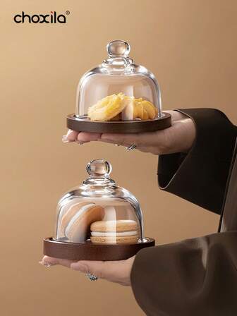 1 صينية حلوى خشبية مع غطاء زجاجي. يمكن استخدامها كحامل كيك، صينية صغيرة، طبق تقديم وصحن حلويات. مثالية لتقديم الشاي بعد الظهر، كما أنها مناسبة للغرفة النوم والصالة والفندق والتخييم. كذلك خيار رائع للهدايا في المناسبات والتجمعات المنزلية.