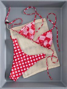 2026情人节浪漫甜美红色波点挂脖比基尼套装，性感低腰三角泳裤配金色心形吊坠，可调节挂脖和后背带，弹力速干面料，可爱波点印花，适合泳池派对/蜜月/度假 - 紅色 - 查看 5