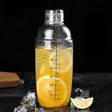1pc Plastic Cocktail Shaker With Measurement Scale And Strainer Lid, Clear Plastic Cocktail Mixer Bottle, Wine Mixer Bottle, Cocktail Tea Measuring Cup, Suitable For Bar, Party, And Home Use