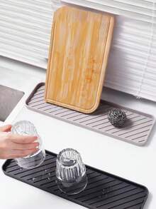 1 قطعة حصيرة سيليكون مقاومة للماء، صينية رذاذ الحوض، صينية صابون سيليكون، صينية مقاومة للماء للحمام، اكسسوارات المطبخ والحمام، يمكن استخدامها في الحمام والمطبخ وغرفة المعيشة والحمام، مناسبة للسكاكين والشوك والصابون والشامبو وجل الاستحمام. اكسسوارات الحمام وأدوات الحمام