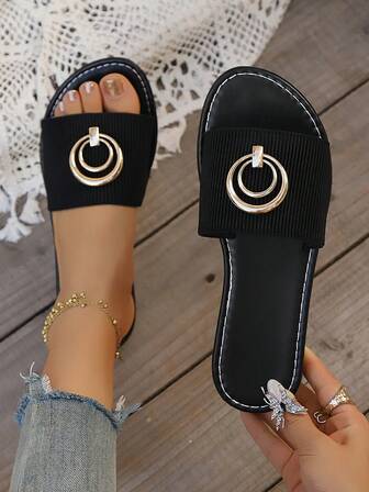 نعال شرائح مسطحة مريحة مزينة بحلقة معدنية ذات تصميم أنيق وبسيط، مناسبة للنساء في فصل الصيف، متعددة الاستخدامات، أكثر الموديلات مبيعًا على مدار 25 عامًا