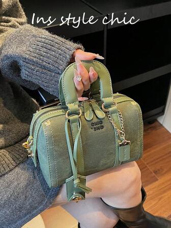 Ny snygg och enfärgad damväska med bokstäver, dubbelhandtag och justerbar axelrem. Kan bäras i handen, över axeln eller crossbody. Förbättrar utseendet med plats inuti för nycklar, läppstift och vardagsföremål. Lämplig för kvinnor för pendling, utflykter, dejting, shopping och vardagsbruk. En snygg väska för alla tillfällen.