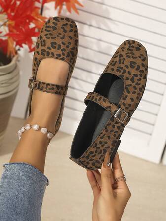 Sapatilha feminina 2025, modelo slip-on, bico quadrado francês, estampa de leopardo, design de tira única, elegante e moderna, confortável e versátil, ideal para usar com vestidos e calças, sola e material macios, perfeita para todas as estações.