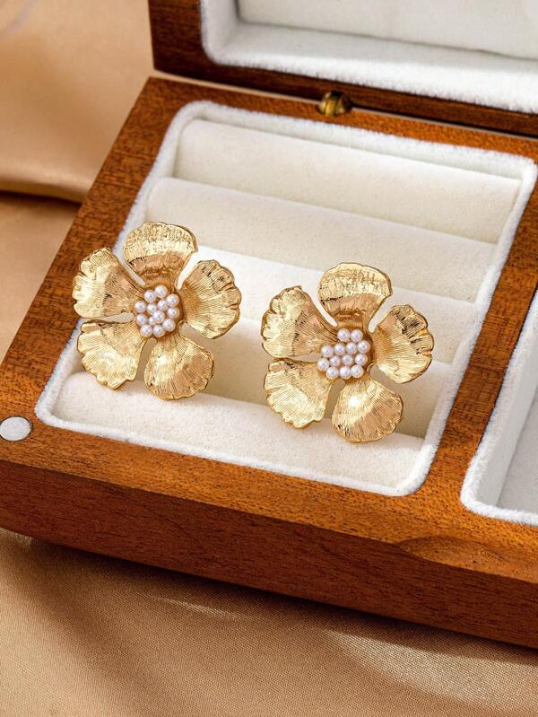1 Pair Vintage Embossed Floral Pearl Gold Textured Petal Design Luxurious Pearl Cluster Earrings, Elegant Lady Style For Daily Wear And Formal Events