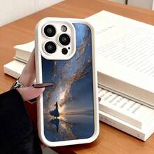 Cubierta de telefono con borde negro diseño galaxia estrellas y figura femenina en el agua para iPhone 14 Pro Max estilo elegante y moderno ideal para uso diario y ocasiones especiales - Burdeos - Ver 4