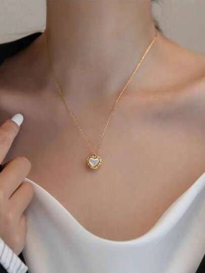 1件时尚优雅复古浪漫心形项链，适合日常佩戴，情人节送给女友的礼物，或生日送给妈妈/闺蜜的礼物。
