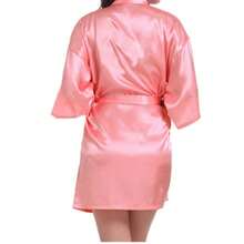 一件女士纯色优雅系带腰身秋冬浴袍，性感短款缎面丝绸柔软睡衣，适合新娘、伴娘、居家穿着。婚礼季短款连衣裙，字母图案，浴袍睡衣。 - 西瓜紅 - 查看 4