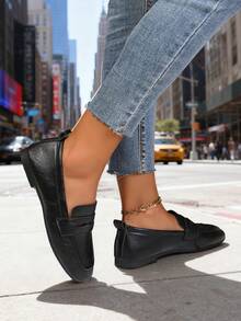 2025 Nuevos mocasines casuales de estilo británico para mujer, de unicolor, con diseño slip-on, minimalistas pero a la moda, planos, cómodos, versátiles y elegantes, adecuados para vestidos y pantalones, con suela y material suaves, ideales para estudiantes y trabajadores de oficina, aptos para todas las estaciones - Negro - Ver 10