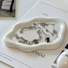 Khay đựng trang sức cao cấp này có thiết kế hình đám mây độc đáo, có hai màu để lựa chọn, được làm từ chất liệu ABS. Sản phẩm phù hợp để trưng bày các vật dụng trang trí bàn làm việc của nữ như nước hoa, móc khóa, nhẫn, bông tai và dây chuyền, vừa có chức năng lưu trữ vừa có chức năng sắp xếp. Đây là một phụ kiện du lịch thiết yếu và là món quà lý tưởng cho bạn bè và gia đình, đặc biệt thích hợp cho sinh nhật, đám cưới, kỷ niệm, Ngày Valentine, Lễ Tạ ơn và Năm mới. Chiếc khay này gần như hoàn hảo. (Từ khóa: Khay đựng trang sức, Trang trí phòng trang điểm, Trang trí phòng) - Nhiều màu - Xem 9
